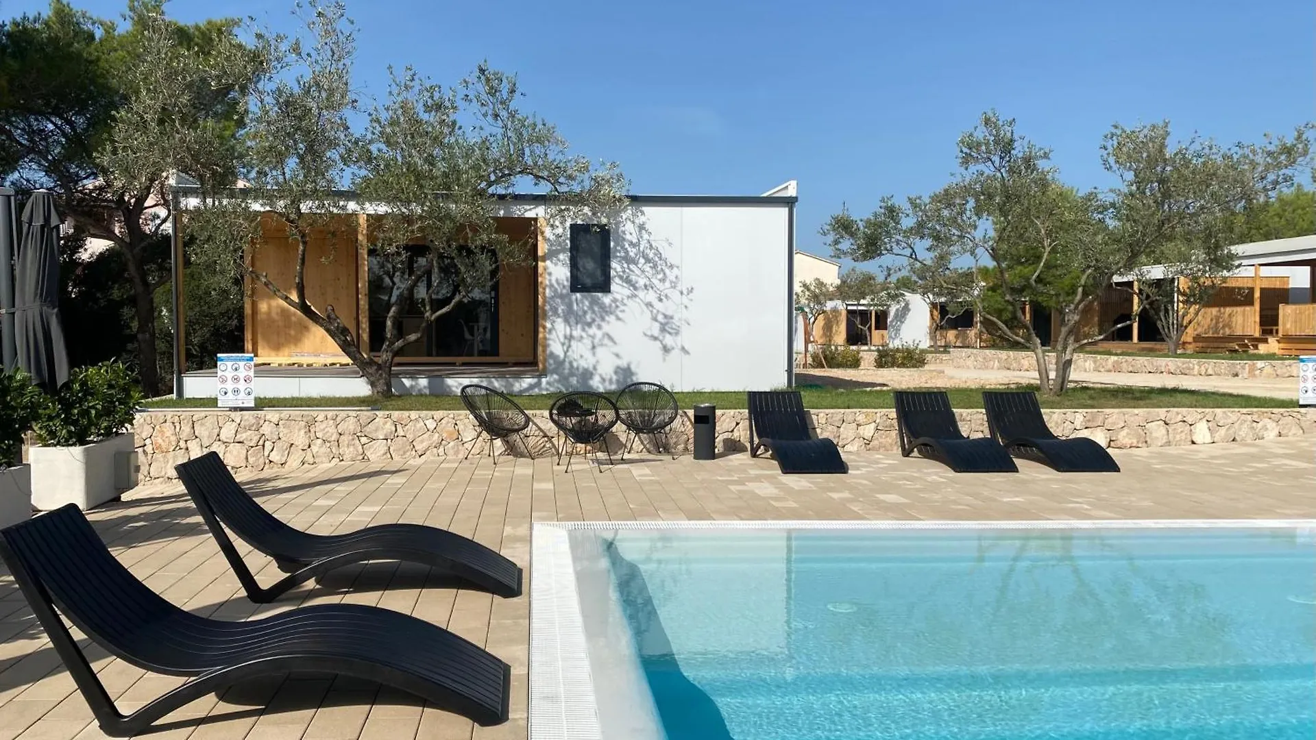 Mobile Home Aura, Village Twins Pakostane